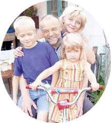 СЧАСТЛИВАЯ СЕМЬЯ: благодаря папе-«деду» ни в чём не нуждается