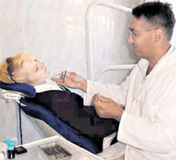 В КАБИНЕТЕ ДАНТИСТА: пациентка, успокоенная живой музыкой Кучина, больше не испытывает страха перед лечением зубов