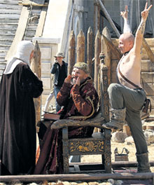 ПОЛНЕЙШАЯ ДЕМОКРАТИЯ: на площадке царь, метрополит и шут друг с другом «на короткой ноге»