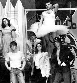 АКТЁРЫ ТЕАТРА «СОВРЕМЕННИК-2» ПЬЕСЕ ШВАРЦА «ТЕНЬ»: Венгеров в балетной пачке в образе Палача, в первом ряду: Михаил Горевой, Наталья Ионова, Вячеслав Невинный-младший; во втором ряду: Елена Яралова и Андрей Морозов (1988 год)