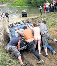 РОССИЙСКИЙ ВНЕДОРОЖНИК: идеально сочетает в себе сразу две национальные беды