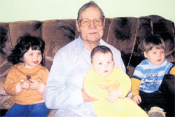 ПОСЛЕДНИЙ ПРИЖИЗНЕННЫЙ СНИМОК: 23 февраля 2008 года с приемными правнуками