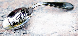 Ложку с автографом Ури согнул одним взглядом