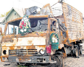 Венок на выгоревшем «Камазе» напоминает о немыслимой трагедии