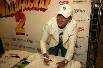 Оскар КУЧЕРА охотно раздавал автографы на рекламных футболках