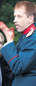 … и решил «испытать на вкус» бутафорскую кровь