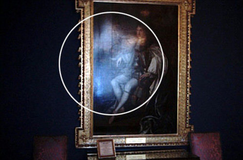 Снимок, сделанный в Эдинбургском Замке в 2003. Призрачная женщина положила руку на плечо короля Чарльза II