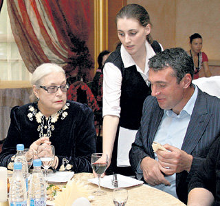 В компании друга Андрея Лидия ФЕДОСЕЕВА-ШУКШИНА на фестивале не скучала