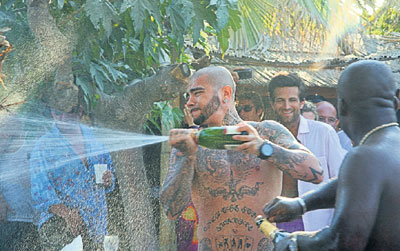 ТИМАТИ освежал ВИП-гостей брызгами дорогого шампанского