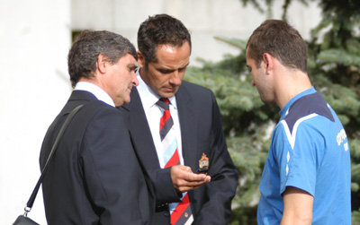 КЕРЖАКОВ диктует РАМОСУ и его помощнику номер своего телефона