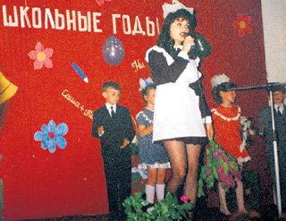 На выпускном вечере в школе Юля исполнила проникновенную песню