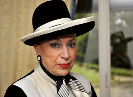 Председатель оргкомитета конкурса Женевьев де Фонтенэ обозвала Келли лгуньей и извращенкой.