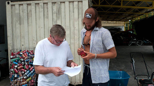 На острове Рождества Ротшильду рассказали про переработку отходов, в частности, жестяных банок - фото Theplastiki.com